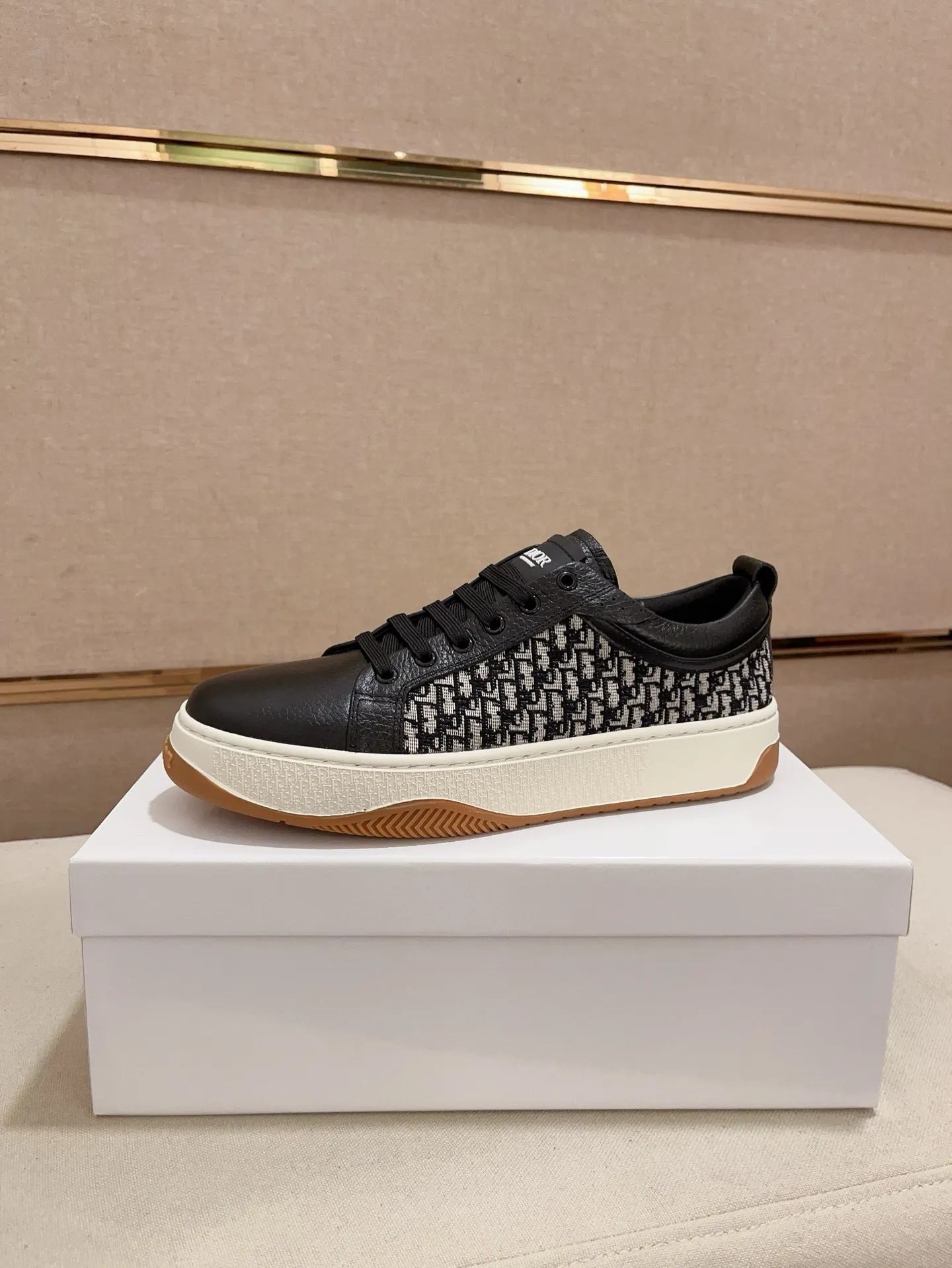 Factory price: 420💰[Dior·Dior] New casual sports style men's shoes, new spring and summer design, perfect workmanship, lace-up lazy style to create wardrobe quality, upper: imported first-layer cowhide, sheepskin lining is soft and comfortable, ultra-light TPU wear-resistant outsole, simple, versatile fashion men's shoes, excellent color code number 38--44. (Can be customized for 45 non-refundable)